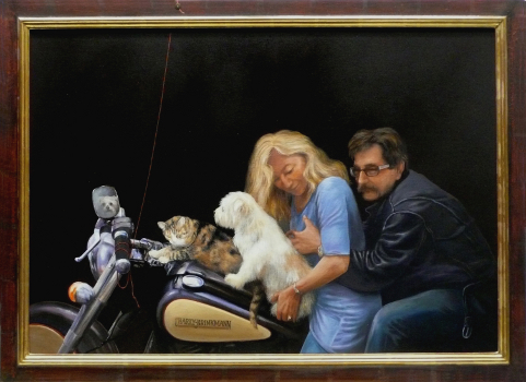 Das gemalte Familienportrait von Charly Brinkmann zeigt einen Mann, sein Motorrad, seine Katze seinen Hund und seine Frau gemalt auf einem Motorrad sitzend.